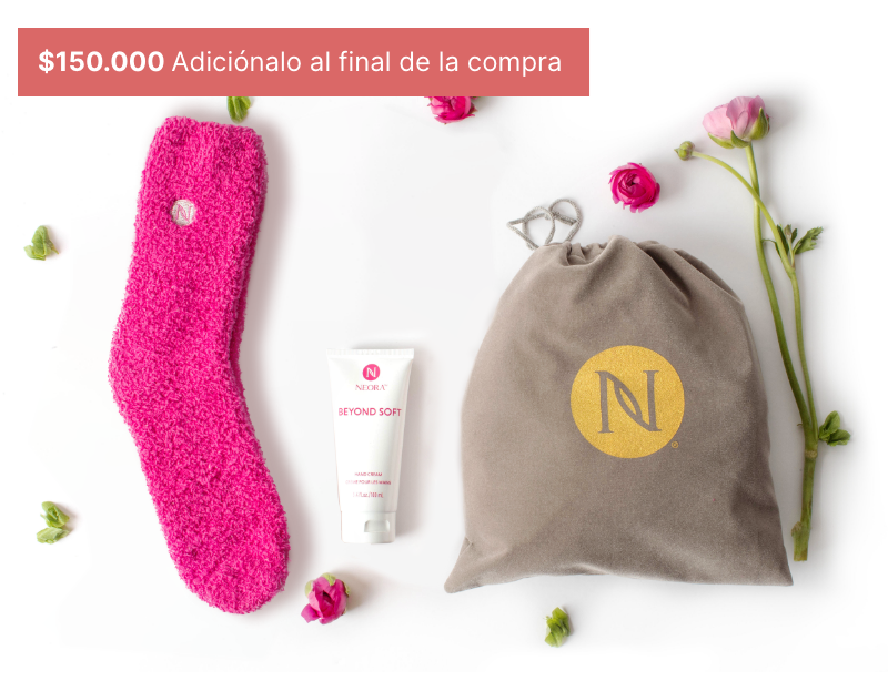 Set de lujo de cuidado personal para el Día de la Madre de Neora que incluye calcetines térmicos, loción para manos y una bolsa de regalo de terciopelo con cordón para presentarlo.  